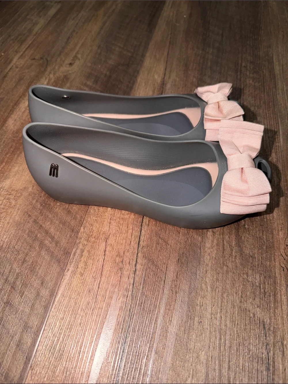 Mel dreamed by Melissa size 13 Gray with Pink Bows